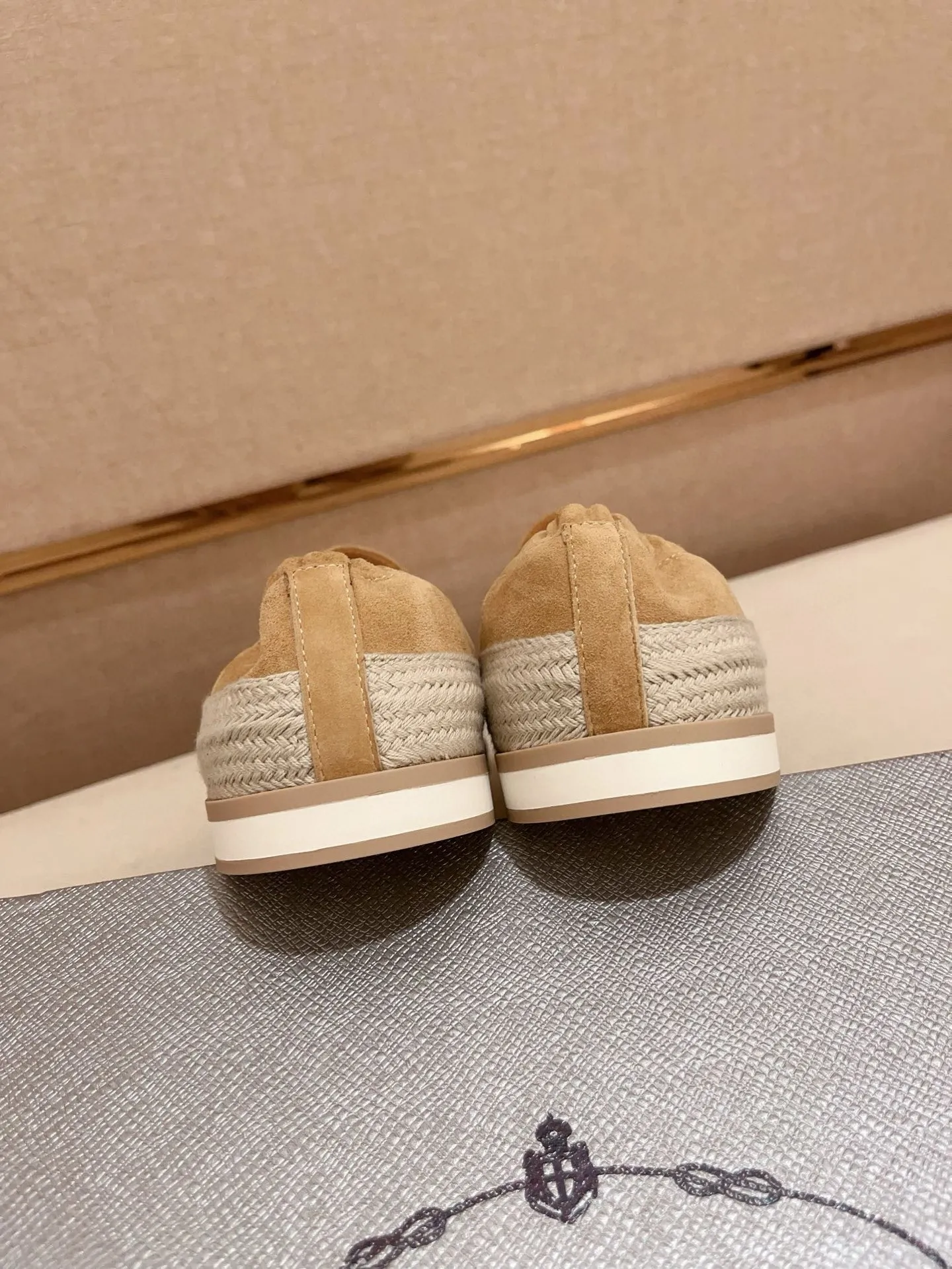 Men's shoes 💰 540💰 ✔️✔️✔️Higher version High-quality new PRADA (Prada) counters are launched at the same time. The new men's shoes and 😘 fabrics are made of high-tech glue-making technology. Lining: Full cowhide lining. 👍🏿 High-end ☄️ air-cushion molded anti-slip rubber outsole, exquisite lines, simple and elegant, comfortable and high-end for leisure travel. Code number: 38 to 45